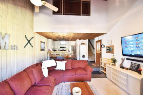 COZY Condo at Canyon Lodge! Sleeps 8, a walk to Canyon Lodge